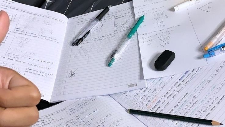 สามารถปรับลายมือได้ค่ะ รับงานเขียนทุกอย่างเลยนะคะ รักการอ่านก็รับทำ รวดเร็วทันใจแน่นอนค่ะ