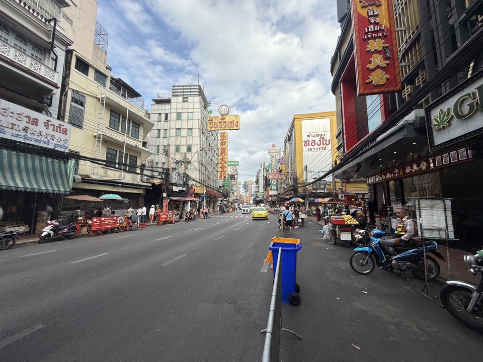 ผู้ช่วยช่างภาพ กรุงเทพฯ ถ่ายภาพบรรยากาศท้องถนนในเมือง มีตึกรามบ้านช่องและป้ายร้านค้าต่างๆ มากมาย มองหาผู้ช่วยตากล้องมืออาชีพ บริการถ่ายภาพในกรุงเทพฯ และพื้นที่ใกล้เคียง หาผู้ช่วยช่างภาพเก่งๆ สำหรับงานอีเว้นท์และโปรเจกต์ต่างๆ ในราคาเป็นกันเอง