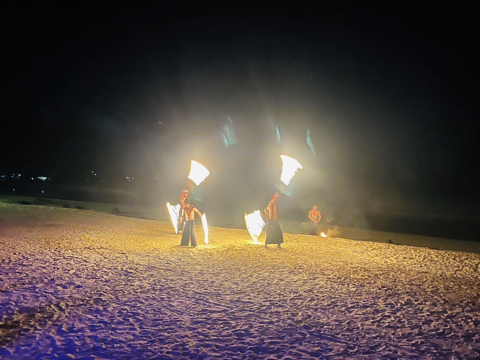 ผู้ช่วยช่างภาพ โคราช ถ่ายภาพโชว์ไฟริมหาดทรายยามค่ำคืน ศิลปะการแสดงไฟที่สวยงาม น่าสนใจมาก หาผู้ช่วยช่างภาพ ถ่ายภาพกิจกรรมกลางคืน ช่างภาพอิสระ รับถ่ายภาพไฟ ช่างภาพงานอีเว้นท์ ถ่ายรูปกลางคืน