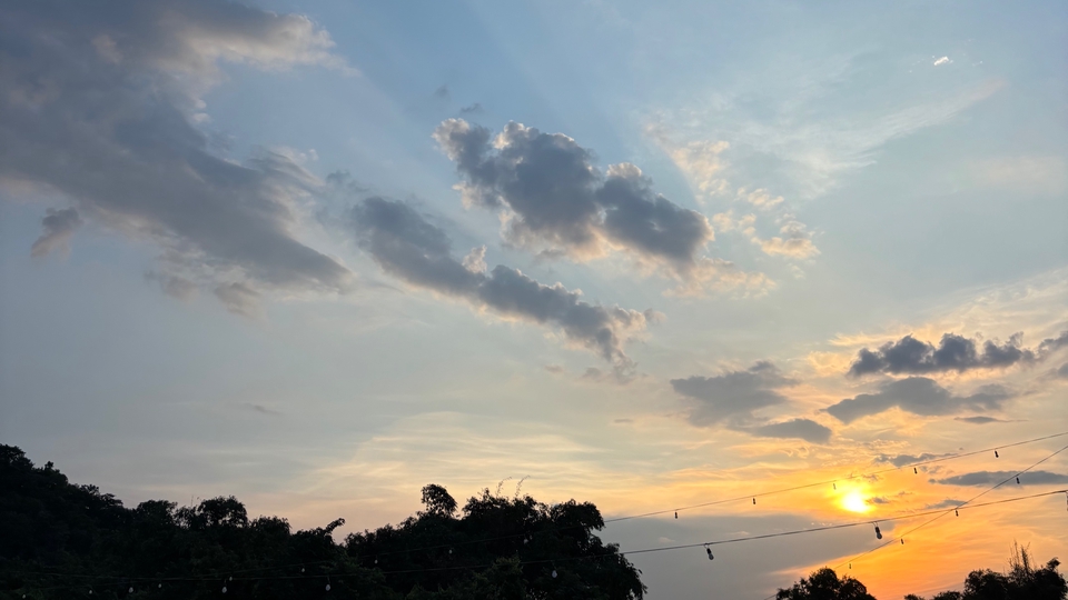 ท้องฟ้ายามเย็นสวยงามพร้อมแสงอาทิตย์และก้อนเมฆ รับออกแบบ canva สร้างงานทำสไลด์ canva หรือทำโปสเตอร์ canva ให้สวยงามด้วยการรับทำ canva ออกแบบกราฟิกสวยๆ พร้อมให้บริการสร้างสรรค์ผลงาน