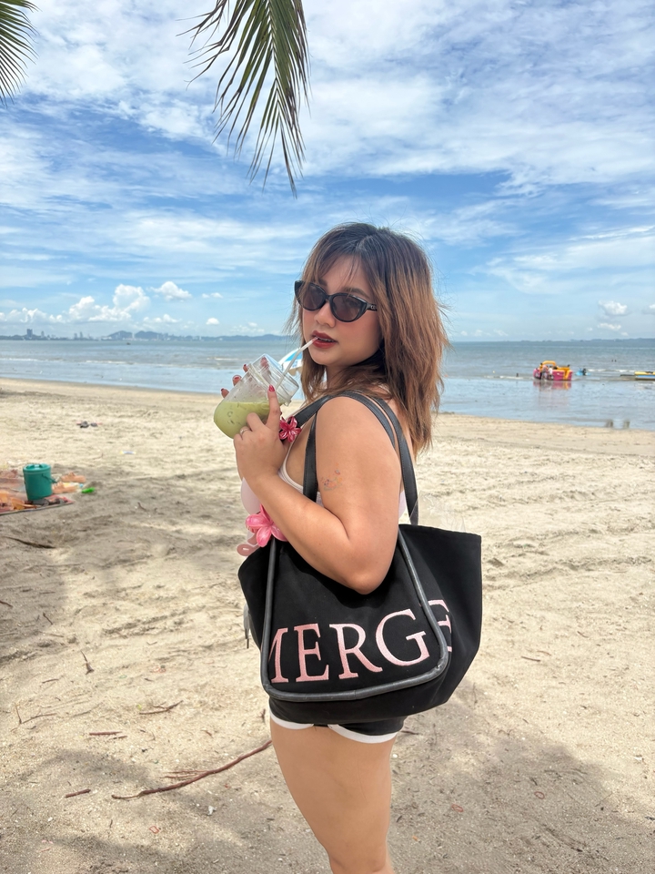 เน็ตไอดอลรีวิวสินค้า รีวิวสินค้าบนชายหาด จ้างรีวิวสินค้า บล็อกเกอร์รีวิวสินค้า บล็อกเกอร์ท่องเที่ยว บิวตี้บล็อกเกอร์ สาวถือกระเป๋า มีเครื่องดื่มคลายร้อน ทะเลสวย ท้องฟ้าสดใส หา influencer พัทยา influencer รีวิวสินค้า เน็ตไอดอล พัทยา