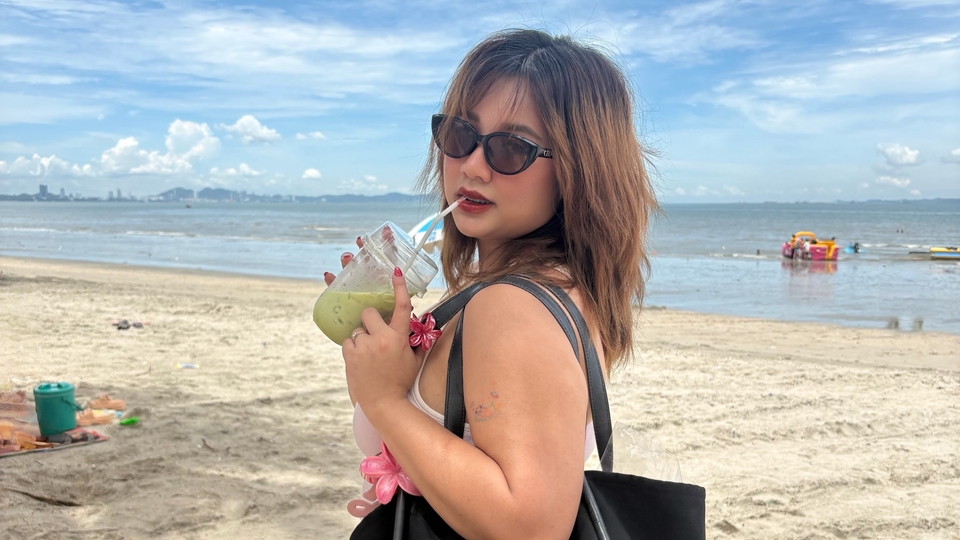 รับรีวิวสินค้าโดยเน็ตไอดอลสาวสวยริมหาดทราย สวมแว่นกันแดดถือแก้วเครื่องดื่มเย็นๆ เหมาะสำหรับบล็อกเกอร์ท่องเที่ยว บล็อกเกอร์รีวิวสินค้า รับจ้างรีวิวสินค้า tiktok หา influencer รีวิวสินค้า เน็ตไอดอลรีวิว ชายทะเล วันหยุดพักผ่อน ทะเลสวยงาม อาหารและเครื่องดื่ม