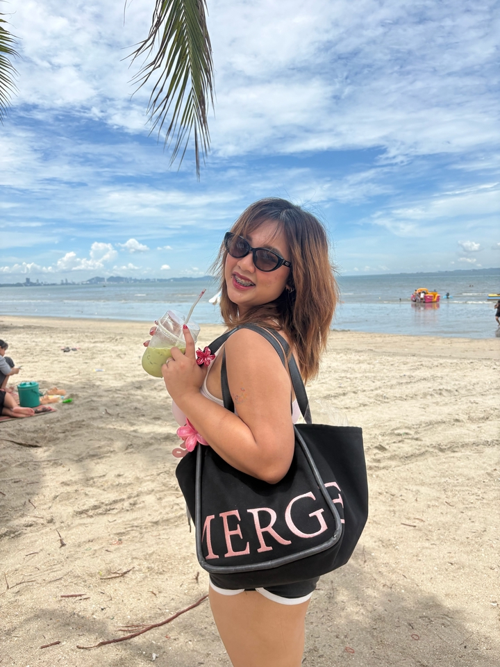 เน็ตไอดอลรีวิวสินค้า รีวิวชายหาดสวยๆ พร้อมถือเครื่องดื่มเย็นๆ สวมแว่นกันแดด สดใสร่าเริง น่ารักมากๆ รับรีวิวสถานที่ท่องเที่ยว หา influencer พัทยา จ้างรีวิวสินค้า รีวิวท่องเที่ยว ถ่ายภาพสวยๆ บล็อกเกอร์ท่องเที่ยว บล็อกเกอร์รีวิวสินค้า