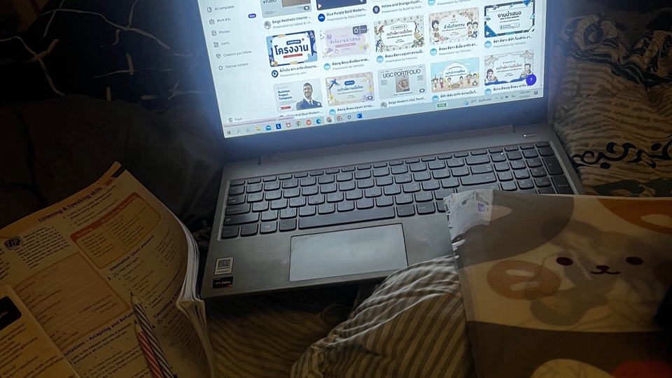 ออกแบบ Canva บนแล็ปท็อปเพื่อสร้างสไลด์, โปสเตอร์, และงานออกแบบอื่นๆ รับทำ Canva ที่ง่ายและรวดเร็ว พร้อมตัวเลือกมากมายสำหรับนักออกแบบฟรีแลนซ์ หาคนรับออกแบบ Canva งานกราฟิกดีไซน์สวยๆ.