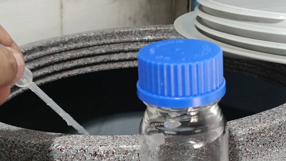 เราใส่คลอรีน ในอัตราส่วน 5ppm
เพื่อฆ่าเชื้อ และเหมาะสมกับการอุปโภค
ยังใส่ใจถึง ภาชนะที่ใส่คลอรีน