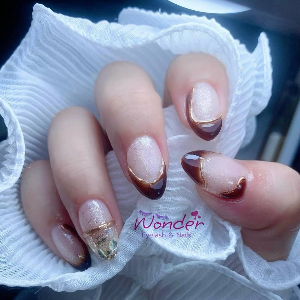 บริการทำเล็บที่บ้าน ต่อเล็บเจล สีน้ำตาลอ่อน ลายสวย