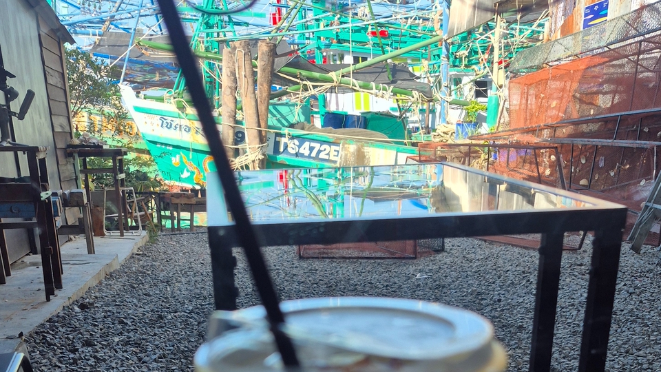 รับทำเว็บไซต์ ภาพวิวสวยๆ บริเวณร้านกาแฟ มีเรือเป็นฉากหลัง ถ่ายจากมุมมองบุคคลที่หนึ่ง, ออกแบบเว็บขายของ, สร้างเว็บขายของ, รับทําเว็บ e-commerce, เว็บไซต์หน้าเดียว, สร้างเว็บไซต์, รับทำเว็บราคาถูก, ทำเว็บไซต์ ราคา.