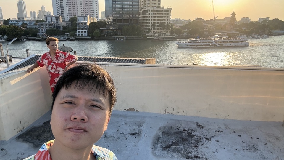 ภาพวิวแม่น้ำจากระเบียงสตูดิโอให้เช่า กรุงเทพฯ พร้อมเรือสำราญและแสงแดดยามเย็น