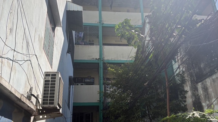 มีต้นไม้และสายไฟระโยงระยาง มองเห็นด้านหน้าของอาคารเหมาะสำหรับการถ่ายภาพ สตูดิโอถ่ายแบบ