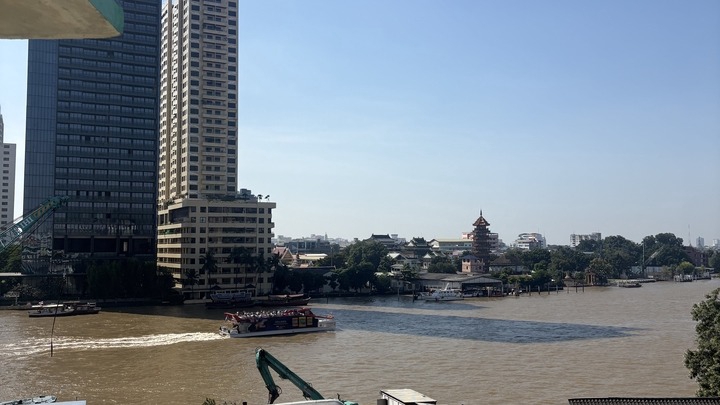 วิวแม่น้ำเจ้าพระยาพร้อมตึกสูงและฟ้าใส เหมาะสำหรับการถ่ายภาพ สตูดิโอให้เช่าถ่ายภาพวิวสวยๆ ถ่ายแบบ