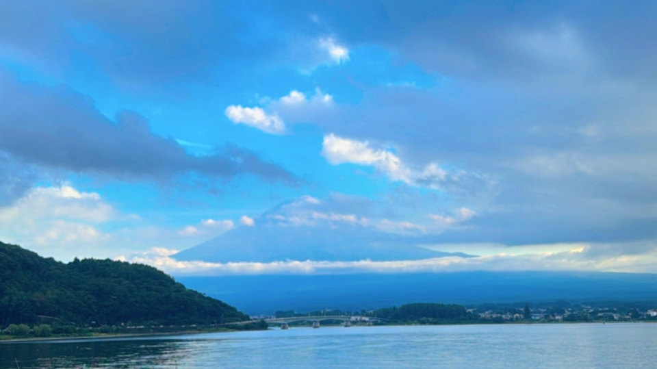 Sky so clear, Fuji so near, with fluffy clouds floating cheer <3