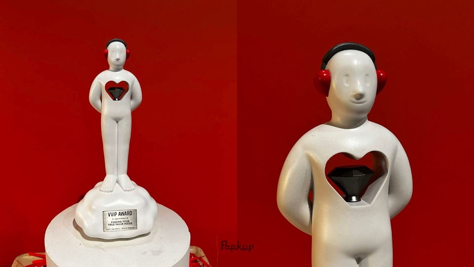 รับผลิต Art Toy รูปคนสีขาว หัวใจเปิด มีหูฟัง ของขวัญ ของสะสม วางขาย